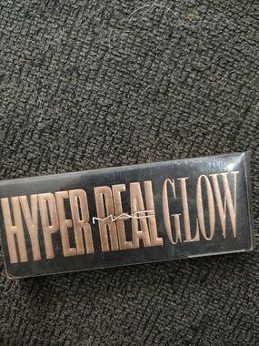 MAC Cosmetics Hyper Real Glow Highlighter Palette In "Flash + Awe"